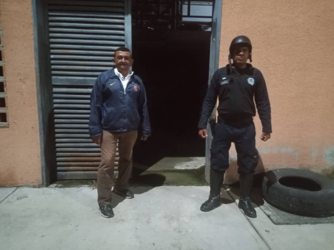 Ccp5aguablanca's tweet photo. _#11 Enero #CCPN°5AguaBlanca
NavidadesSeguras2023
Nuestros Equipos activados con el Dispositivo Seguridad Nocturno en constante recorrido por el Hospital Tipo I garantizando el resguardo y la seguridad 24/7._
Trabajamos por la paz y tranquilidad de los Aguablanqueños. https://t.co/7etvGnSth4