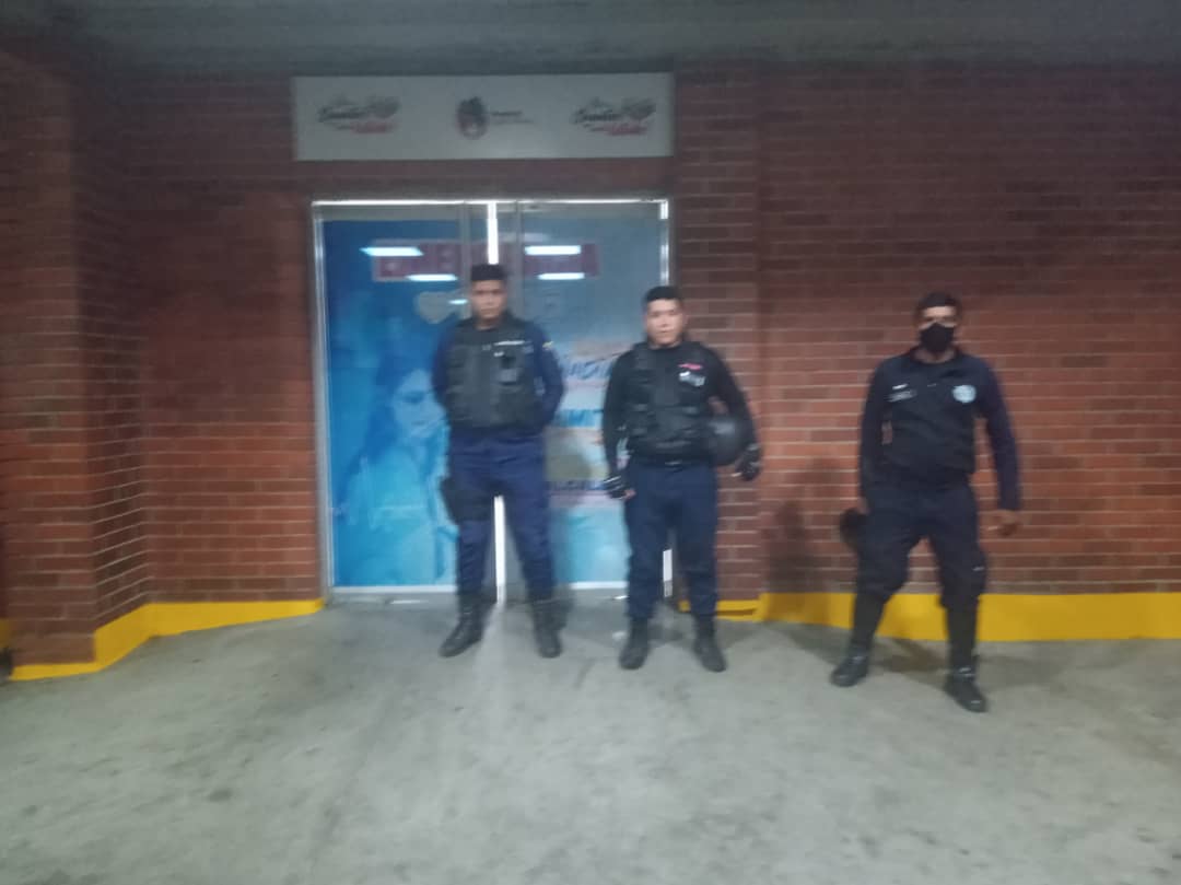 Ccp5aguablanca's tweet photo. _#11 Enero #CCPN°5AguaBlanca
NavidadesSeguras2023
Nuestros Equipos activados con el Dispositivo Seguridad Nocturno en constante recorrido por el Hospital Tipo I garantizando el resguardo y la seguridad 24/7._
Trabajamos por la paz y tranquilidad de los Aguablanqueños. https://t.co/7etvGnSth4