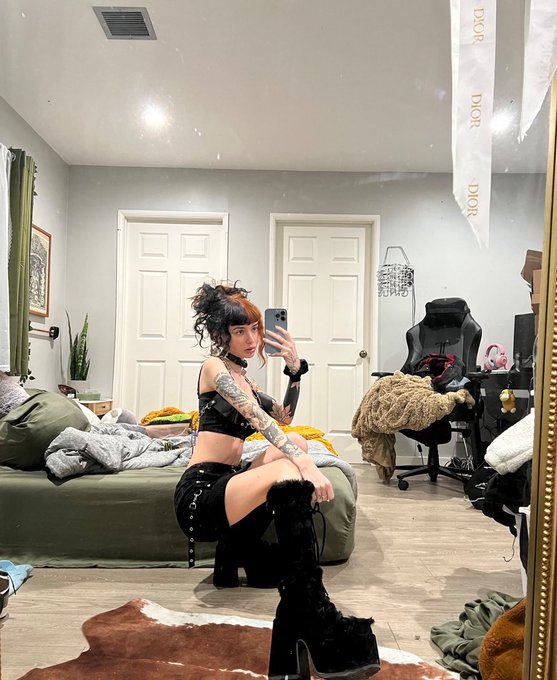 My page is on sale for less than 5$ right now. I have over 2300 photo and 213 videos posted for less<a href="/tag/mvsales"class="tags"><span>#mvsales</span></a>