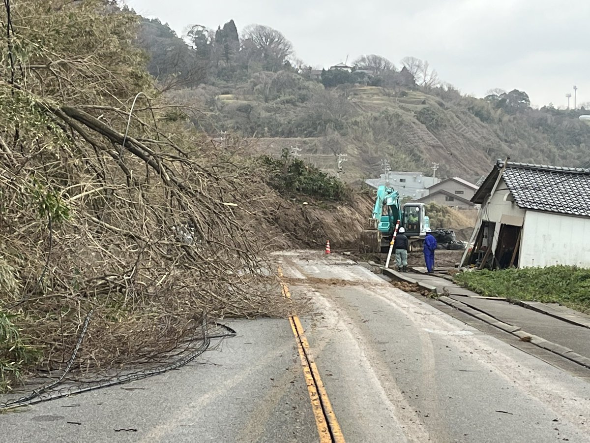 「お、道路が少し広がって来たからか緊急車両だけは通って来たぞ!ただまだ一般車両は無」|十六夜 禍@完全な本のイラスト