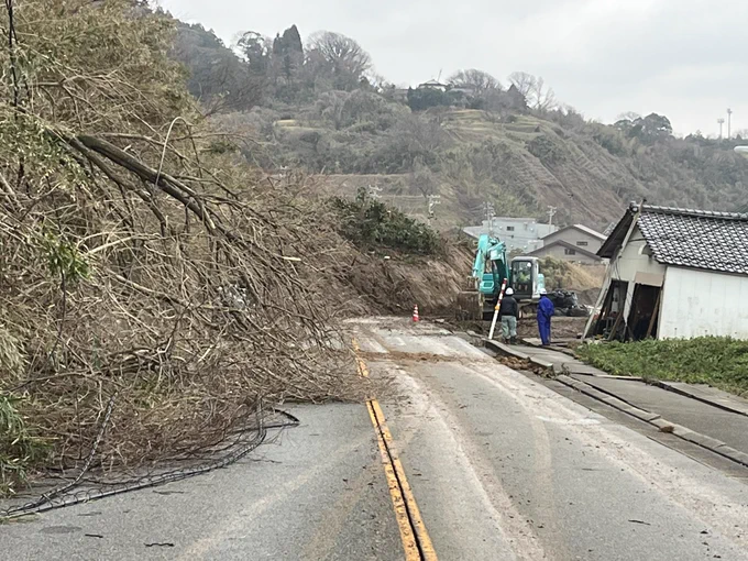 お、道路が少し広がって来たからか緊急車両だけは通って来たぞ!ただまだ一般車両は無理というか…通りたくは無いな…( 