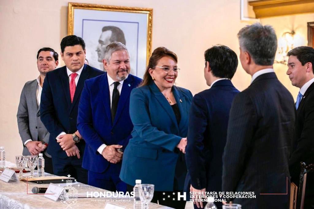 En presencia de la Presidenta <a href="/XiomaraCastroZ/">Xiomara Castro de Zelaya</a> y el Viceministro de Asuntos Exteriores del Japón Yasushi Hosaka, el Canciller <a href="/EnriqueReinaHN/">Enrique Reina</a> y el Embajador Jun Nakahara, suscribieron 2 asistencias que contribuirán al fortalecimiento de la transparencia e infraestructura del país.