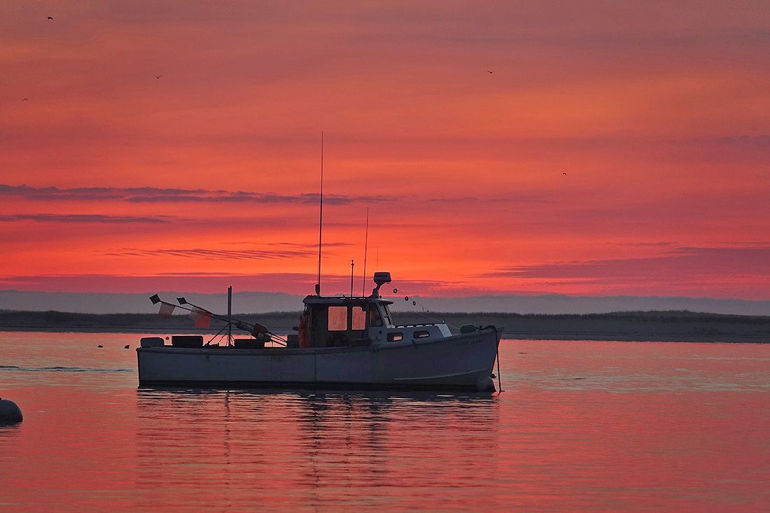 CapeCodcom's tweet photo. The #Chatham #Harbormasters office made a #rescue involving a vessel in distress near the north inlet of Chatham Harbor https://t.co/uIfaspbprZ https://t.co/83JGhnvW1L