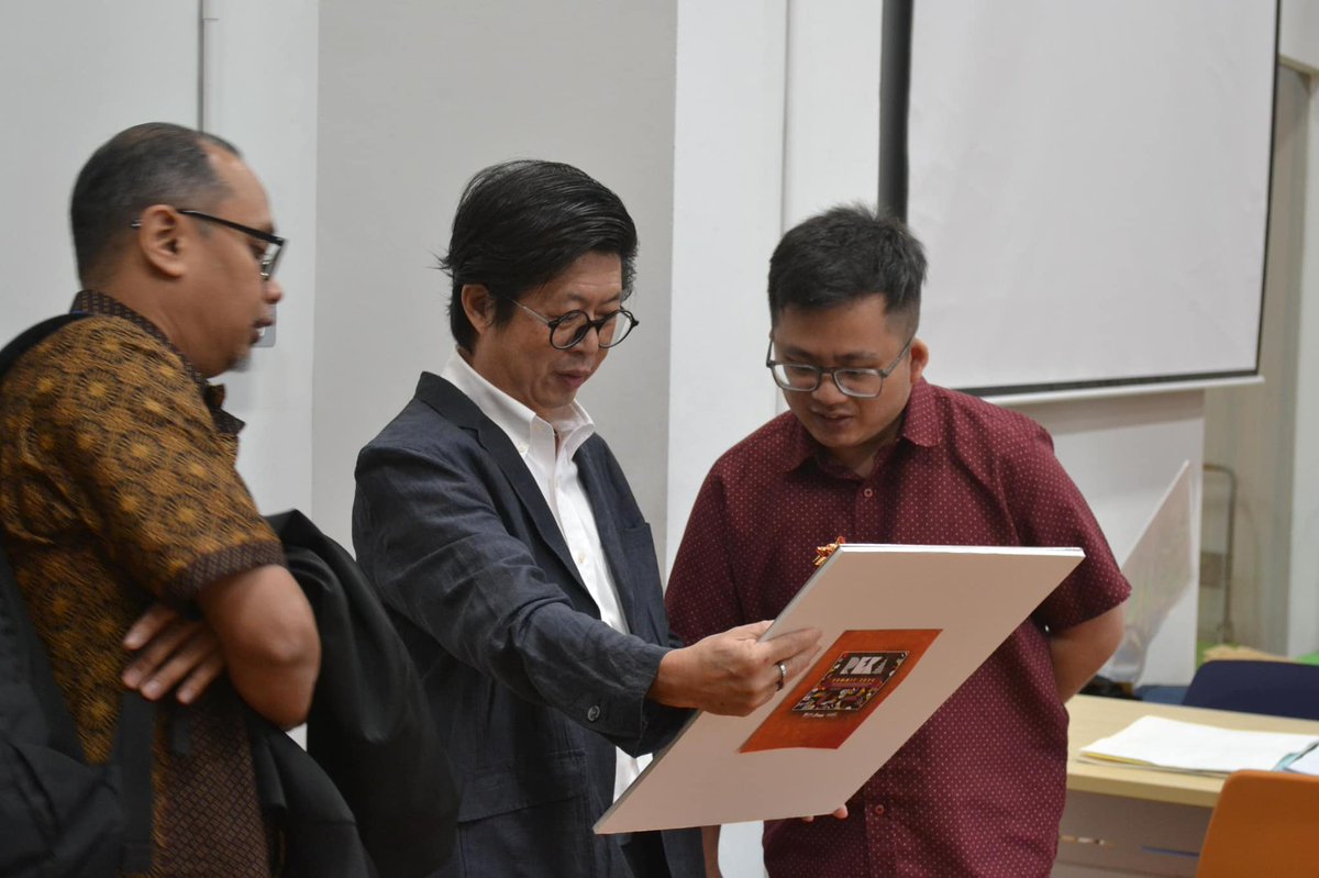 "Creativity takes courage." UNIMAS' 5th International Design Forum, Workshop, Conference, and Drawing Marathon (aka REKA SUMMIT 2024) in Kuching, Sarawak. REKA became the hub for creative flow and innovation, expanding the boundaries of artistic expression.