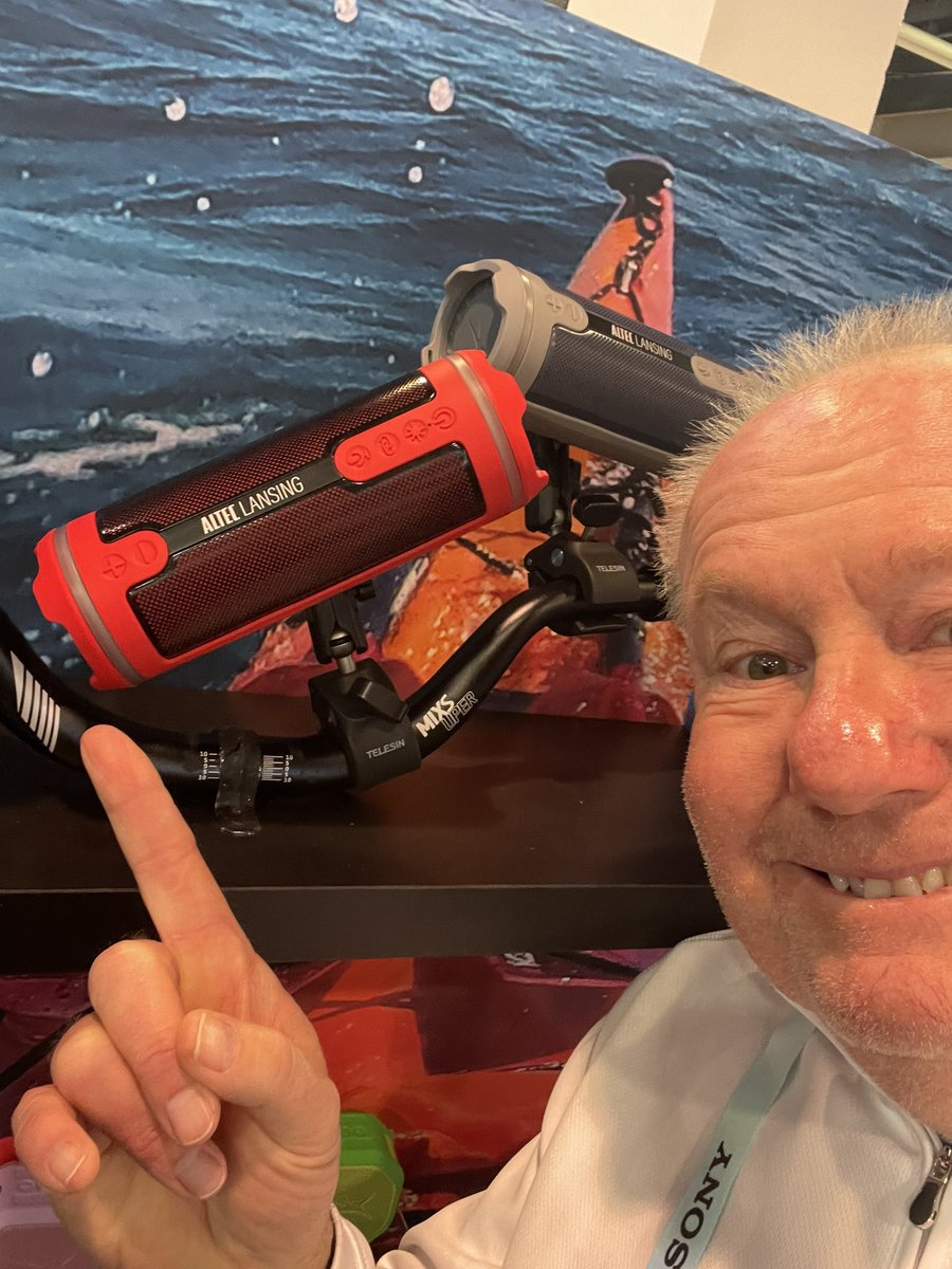 BrekkaChris's tweet photo. Look @dolphreaky Altec and the Fins 🐬 at CES! https://t.co/6e1ZdAvUYr