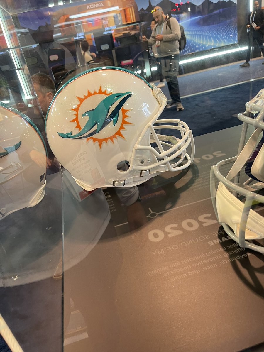 BrekkaChris's tweet photo. Look @dolphreaky Altec and the Fins 🐬 at CES! https://t.co/6e1ZdAvUYr