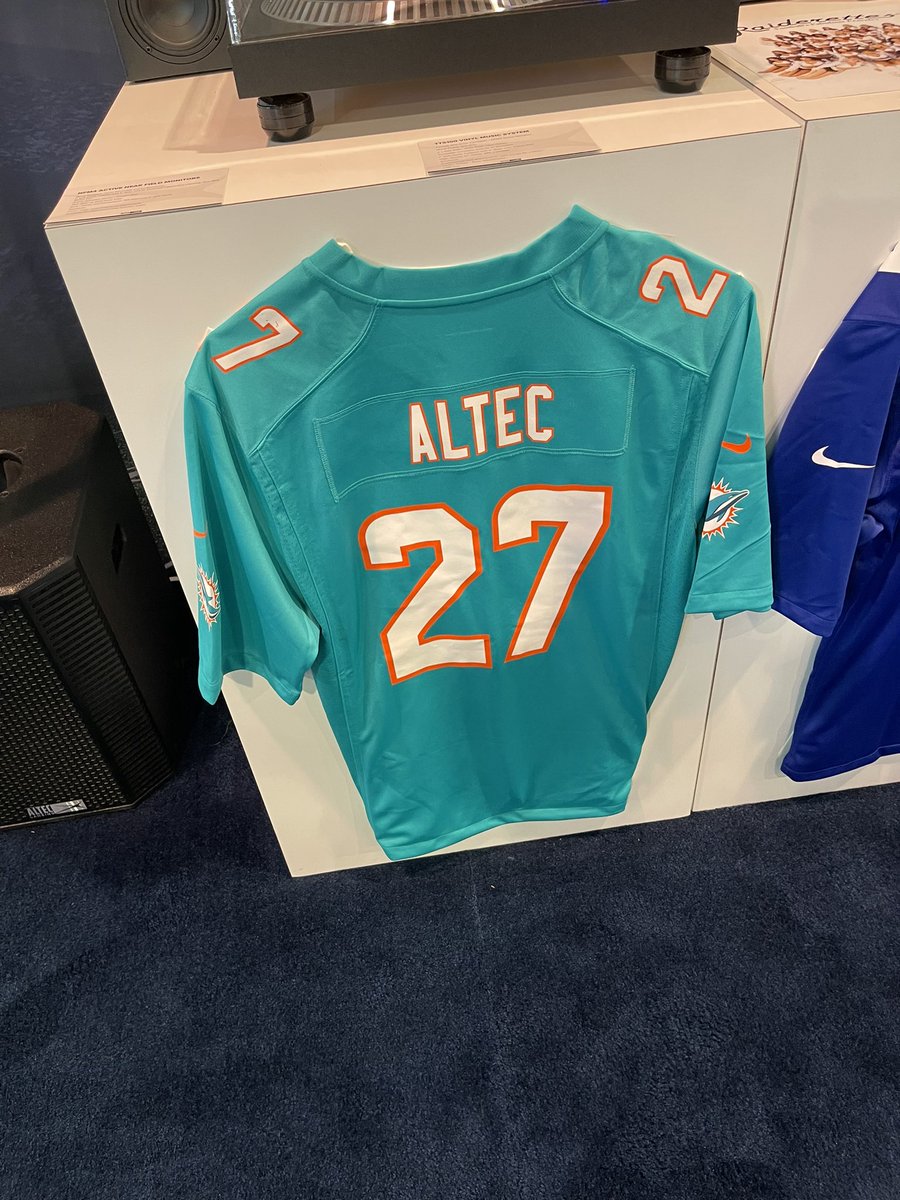BrekkaChris's tweet photo. Look @dolphreaky Altec and the Fins 🐬 at CES! https://t.co/6e1ZdAvUYr