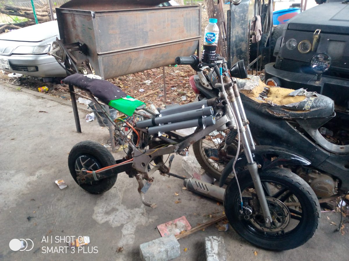 GusKarim99's tweet photo. Motor listrik karya anak bangsa, lebih tepatnya karya seorang Kyai Nyentrik.
@motorlistrik_id @duniaotomotif11 https://t.co/479OiMjPGb