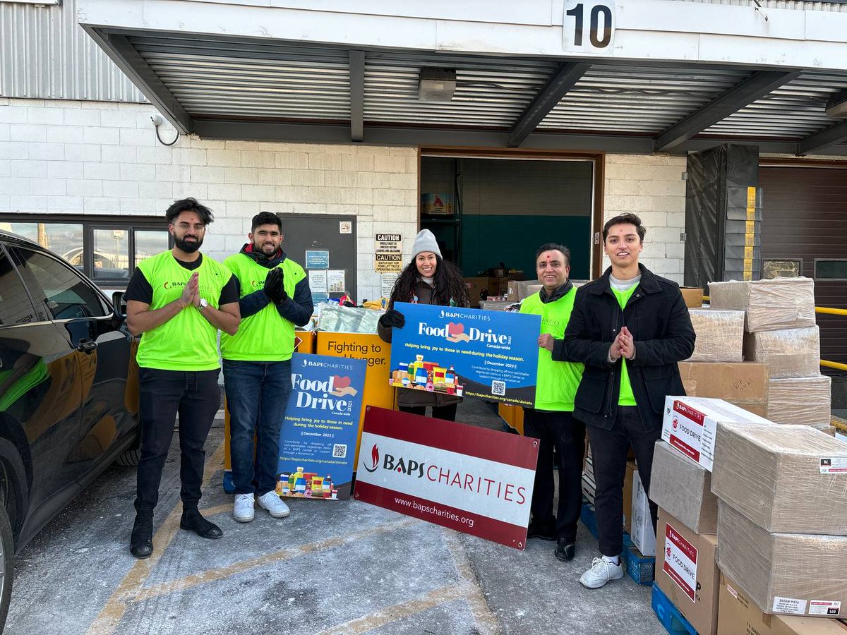 baps_toronto's tweet photo. In the spirit of giving and joy of others, @bapscharities organized Food Drives in 13 cities across Canada.
Here in Toronto, over 4000 pounds of non-perishable food items were donated to the @dailybreadto.

#BAPSCharities #Toronto #FoodDrive https://t.co/eeIofC0yDh
