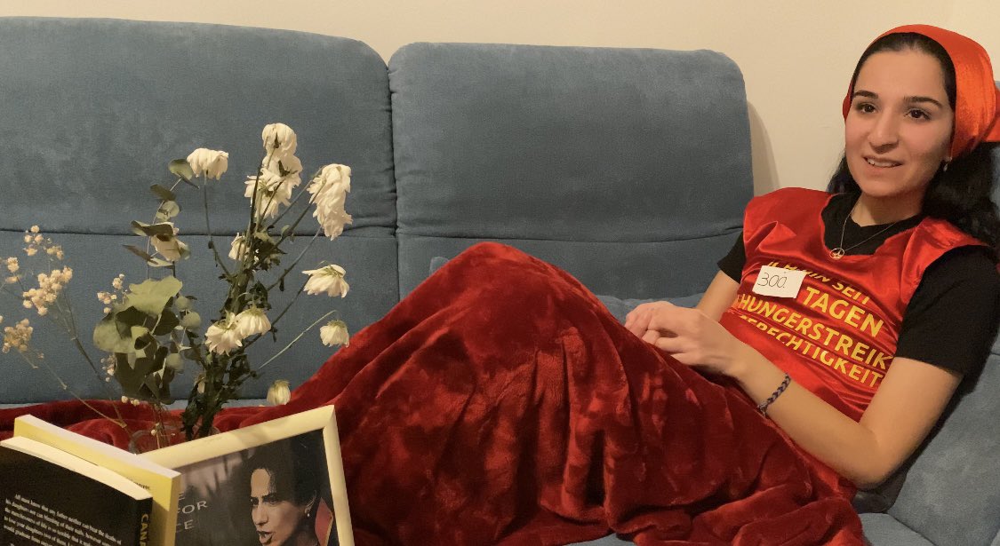 _UmutTv's tweet photo. EDA DENİZ HAYDAROĞLU ALMANYA’DA 300 GÜNDÜR AÇLIK GREVİNDE!
DİRENİŞE SES VER!
DEVRİMCİ TUTSAKLARA ÖZGÜRLÜK!
#Hungerstreik129 #Edamustlive https://t.co/jy4kiSUTlb