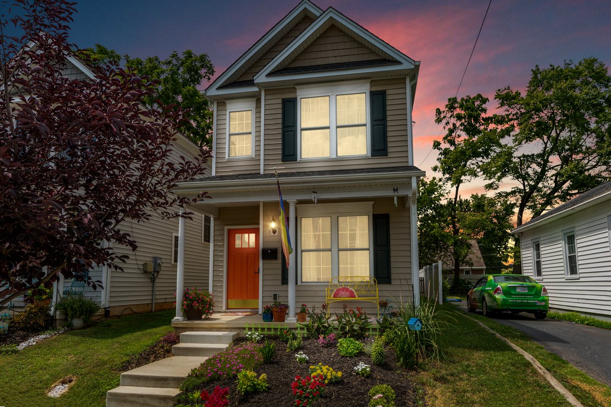 UDCLaw's tweet photo. Class of 2022 Alum Sarah Buskirk establishes HER House – a safe haven for women in recovery. Read about it in The Advocate. #UDCLaw
Read More: https://t.co/WDEUapnMmu https://t.co/mLg6dI3K4V