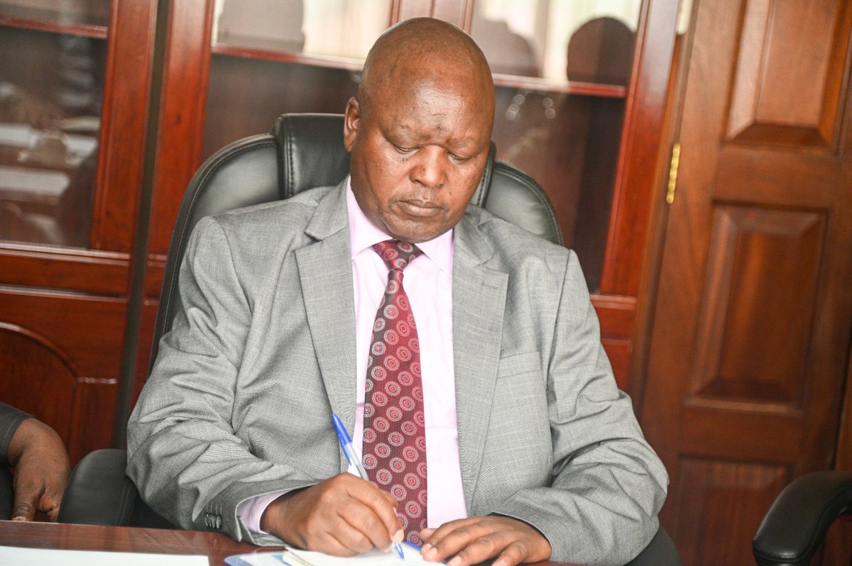 TardaKE's tweet image. 3: In attendance was the Senior Advisor and Head of Economic Transformation Agenda Dr. Augustine Cheruiyot, TARDA Team led by M.D. Mr. Liban Roba @Roba_Liban_Duba, @AgriAllAfrica Director Priscilla Motlhako as well as leadership from @RERECMashinani, @NYS_Ke and @KeRRA_Ke. #TDIP