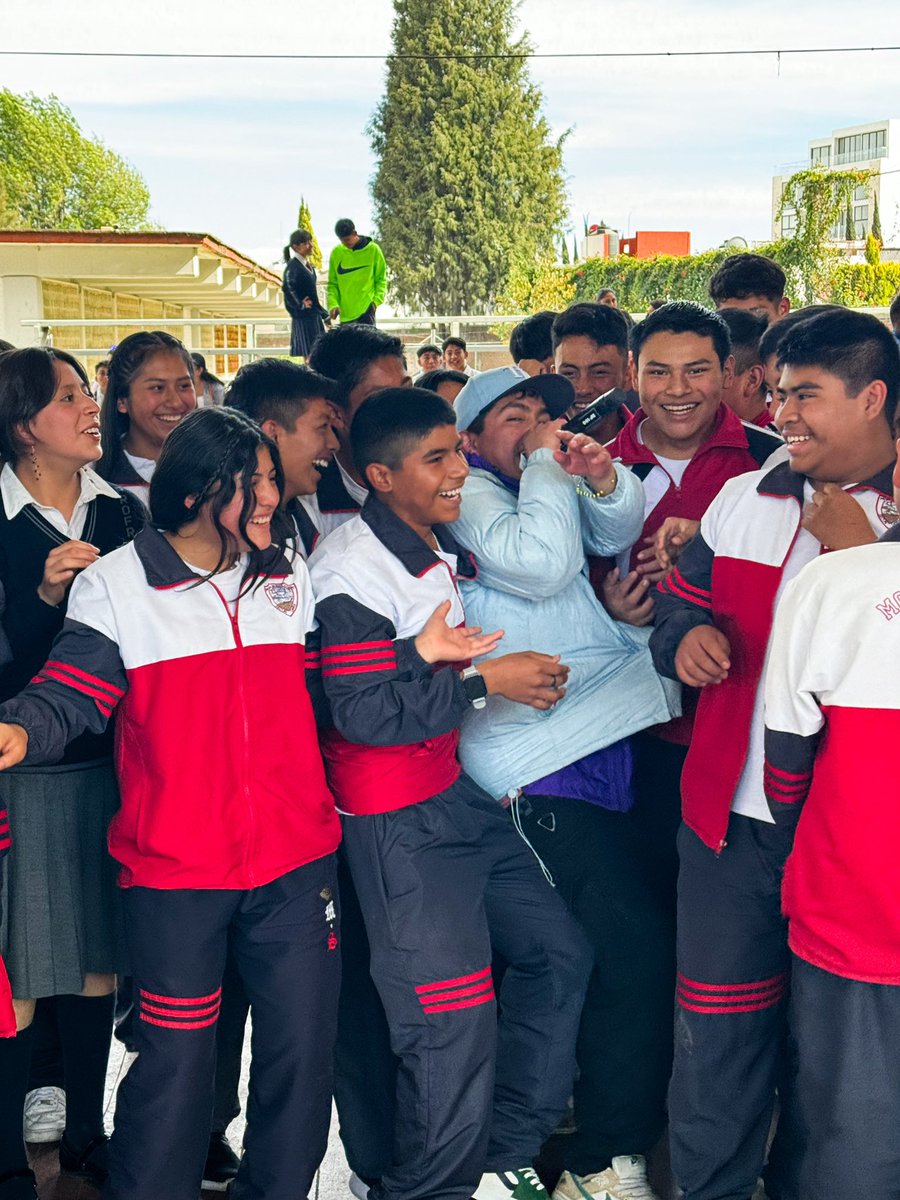 AUJEmusic's tweet photo. Segunda escuela Secundaria Lafragua en San Pedro Cholula Puebla con @AlexisSiles • Yere YM • José Mx • Slyder https://t.co/cbywWiZ8KH