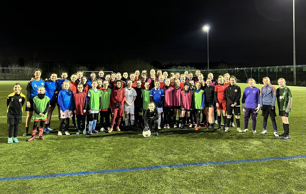 Great having some of our younger age groups training next to our first team!
#LaticsWomen #Wigan
