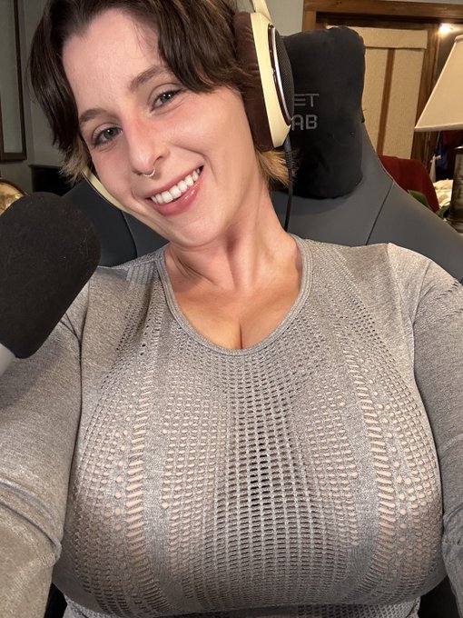 Live on twitch! Come hang out 😘  twitch .tv/qtsnack https://t.co/FqLgi3TM3q