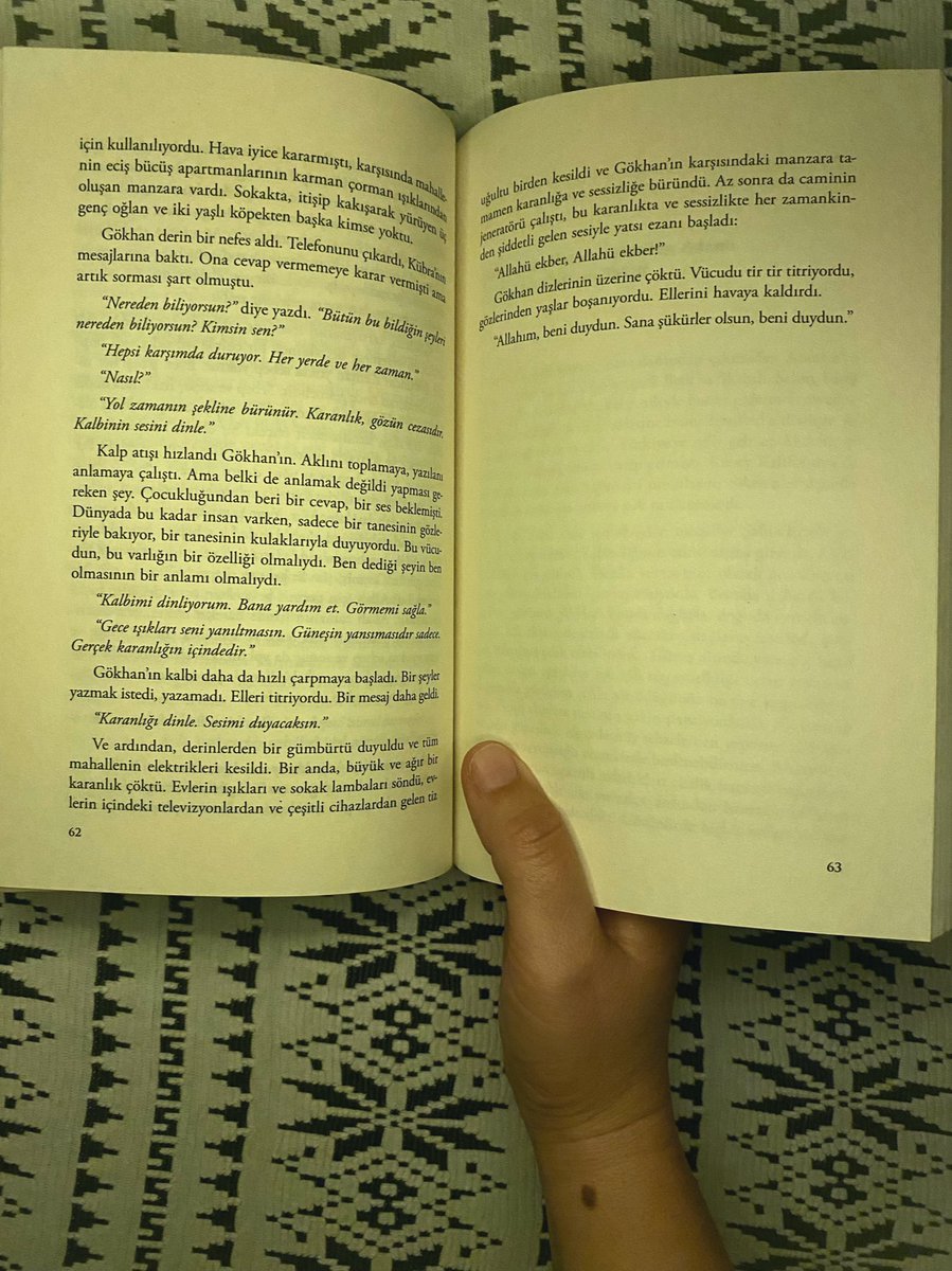 RemsKyi's tweet photo. “Gece ışıkları seni yanıltmasın. Güneşin yansımasıdır sadece. Gerçek karanlığın içindedir.” 

#Kübra #KUBRA https://t.co/kpE9aTWSSF