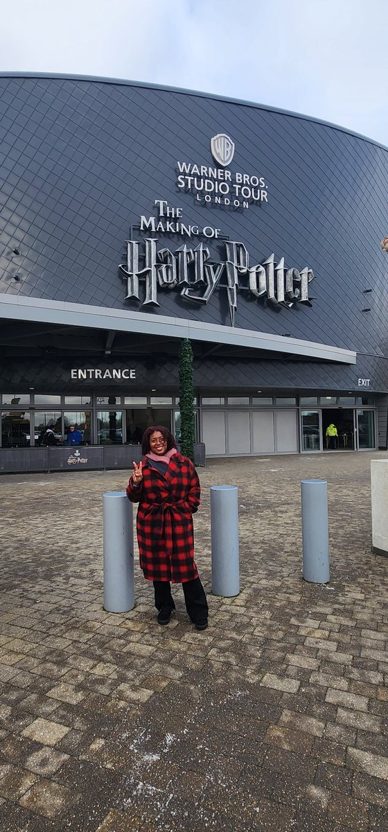 Megumiaraki_dq's tweet photo. My super fan sis dragged me to this today 😂 #wbstudiolondon #myfeethurt https://t.co/kigZaV7fBH