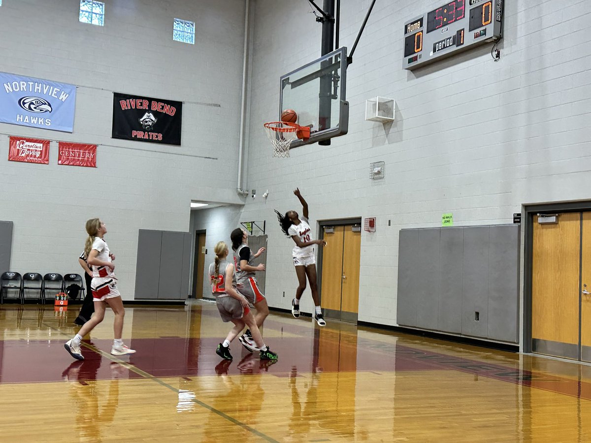 hickoryschools's tweet photo. ππ Big shoutout to Grandview Middle's basketball star, Za'Miya B! π Tonight, she hit the incredible milestone of scoring her 1000th point for the school. ππ₯ #BasketballMilestone #GrandviewPride #1000PointsClub https://t.co/KefX1Y788Y