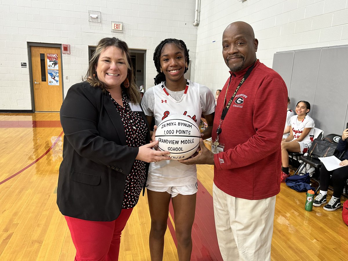 hickoryschools's tweet photo. ππ Big shoutout to Grandview Middle's basketball star, Za'Miya B! π Tonight, she hit the incredible milestone of scoring her 1000th point for the school. ππ₯ #BasketballMilestone #GrandviewPride #1000PointsClub https://t.co/KefX1Y788Y