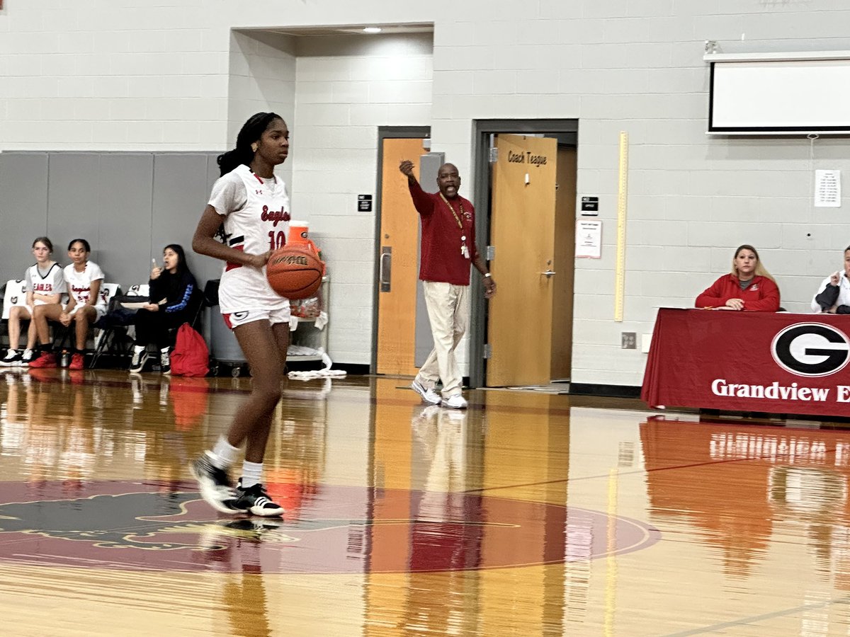 hickoryschools's tweet photo. ππ Big shoutout to Grandview Middle's basketball star, Za'Miya B! π Tonight, she hit the incredible milestone of scoring her 1000th point for the school. ππ₯ #BasketballMilestone #GrandviewPride #1000PointsClub https://t.co/KefX1Y788Y