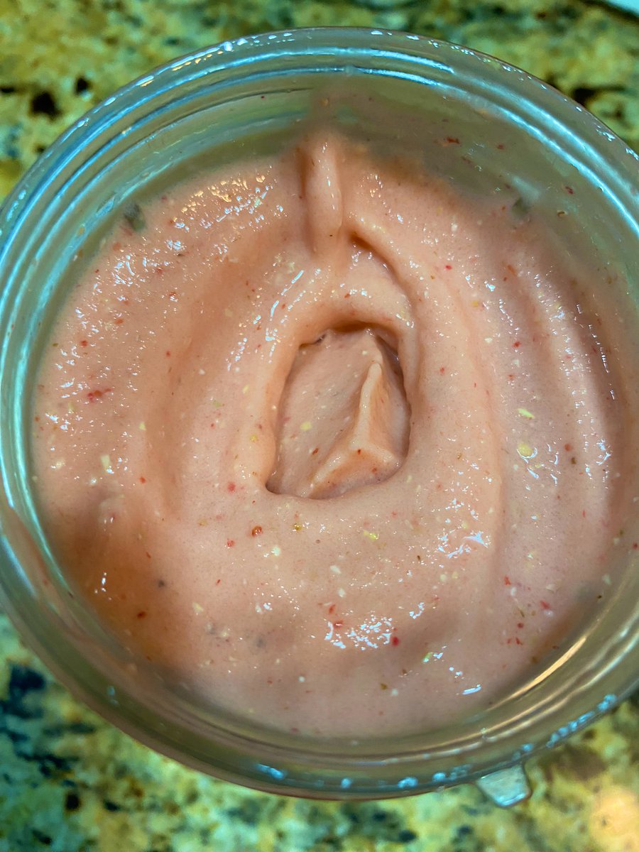 nicaveliii's tweet image. my smoothie got a clitoris ?