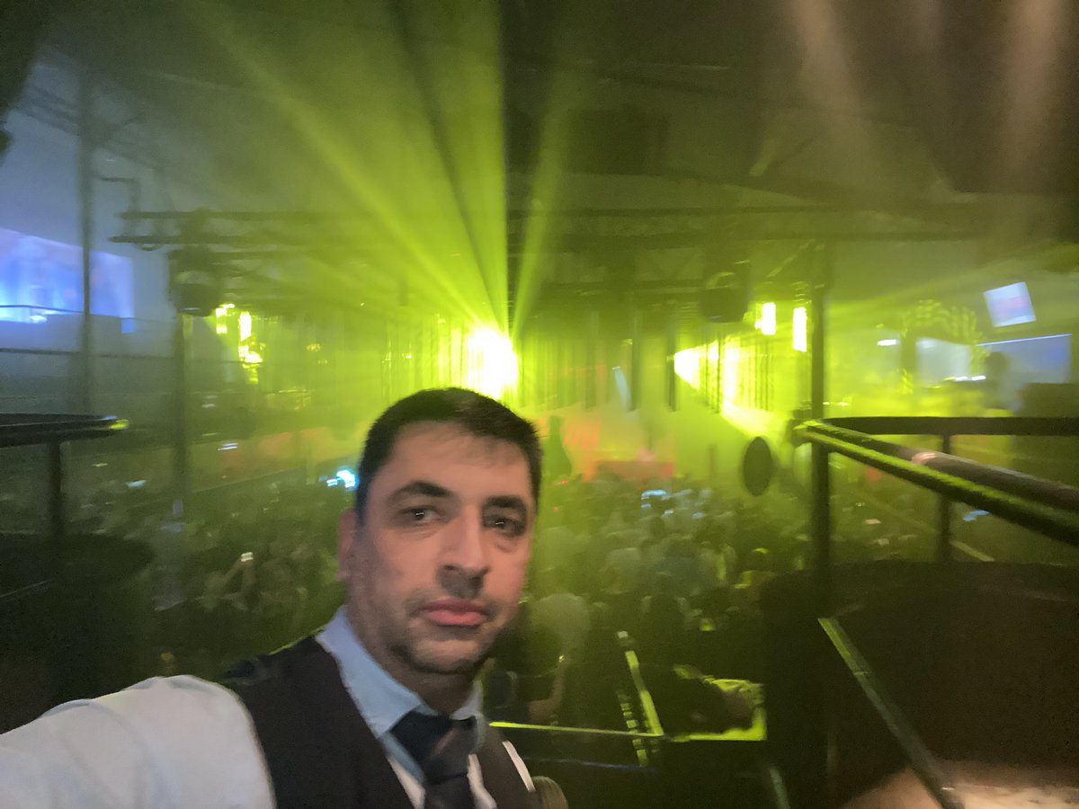 KarlBoumans's tweet image. Ze draaien hier plaatjes #70jaarroularta @Roularta @ Carré dankzij #Regi