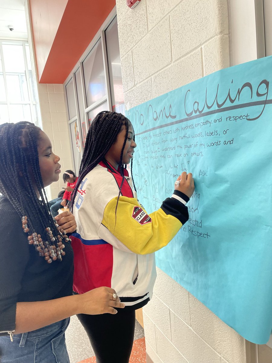 CroftonHigh's tweet photo. βWow, this is powerful!β
Today, CrHS students began signing a pledge to promote kindness and empathy by practicing #nonamecalling next week and beyond!
Many thanks to our #GSA for spearheading this initiative!
#Nonamecallingweek 2024
#CardinalCulture
#AACPSfamily https://t.co/o0e2fQWp9Y