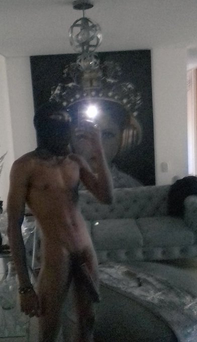 It's looking big to me today imma measure. 😈🔥  I love the portrait in the wall, still looking for the<a href="/tag/bigb"class="tags"><span>#bigb</span></a>