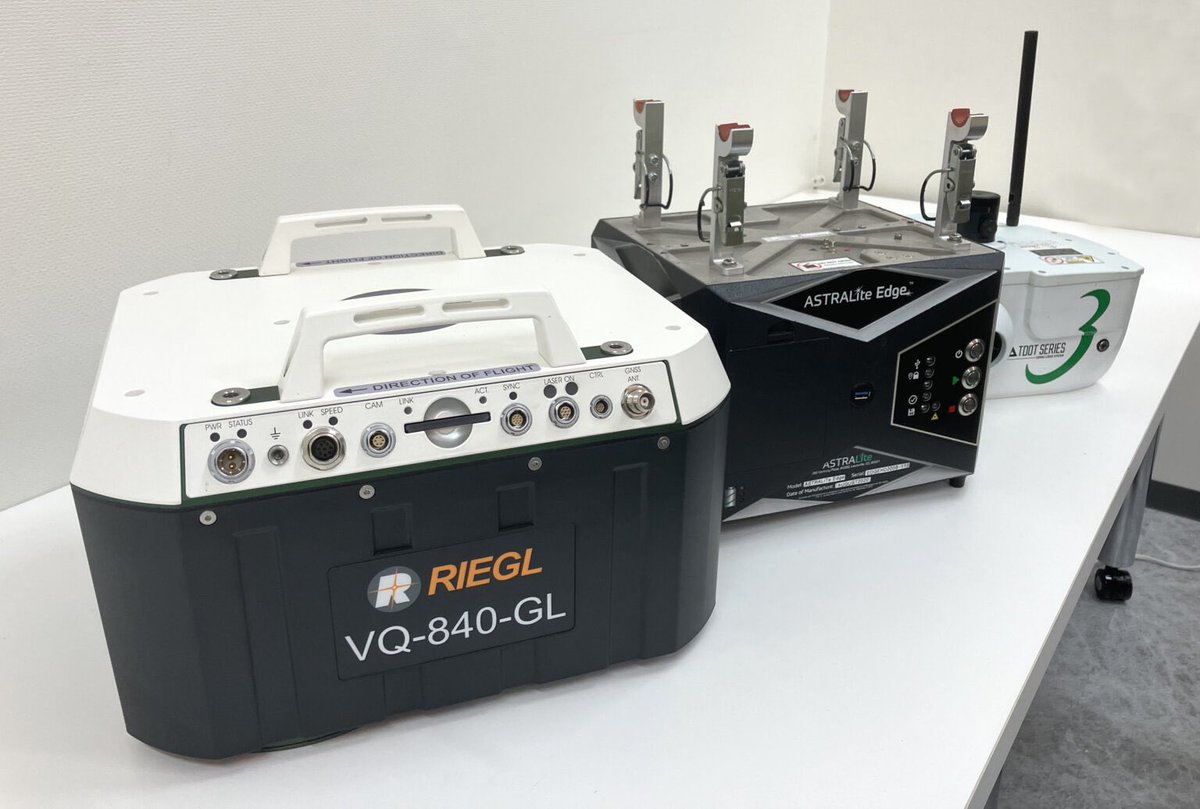 visual_st's tweet photo. 待望のRIGLE製の新型グリーンレーザスキャナ「VQ-840-GL」が到着しました！🙌現行器では一番高い測深スペックとされていますがいかに⁉︎ 現在、搭載する国産ドローンと共にサービスに向けて試験飛行中です！🌊

手前から「RIGLE VQ-840-GL」　「ASTRALite Edge」　「TDOT Green３」

#UAVレーザ測量 https://t.co/irzRVCIQ7V