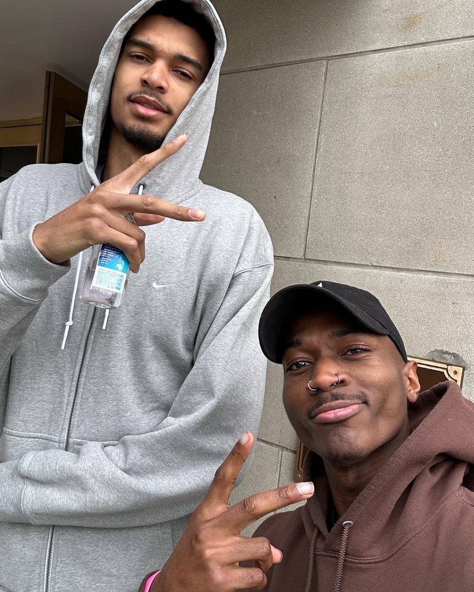officialbesean's tweet image. Got to get pics with Wemby , Vassell &amp;amp; Dom .. &amp;amp; I got to witness Wemby’s first triple dub !!! Couldn’t have asked for more for my first time seeing The Spurs play 🖤 #PorVida #Spurs #spursnation #GoSpursGo