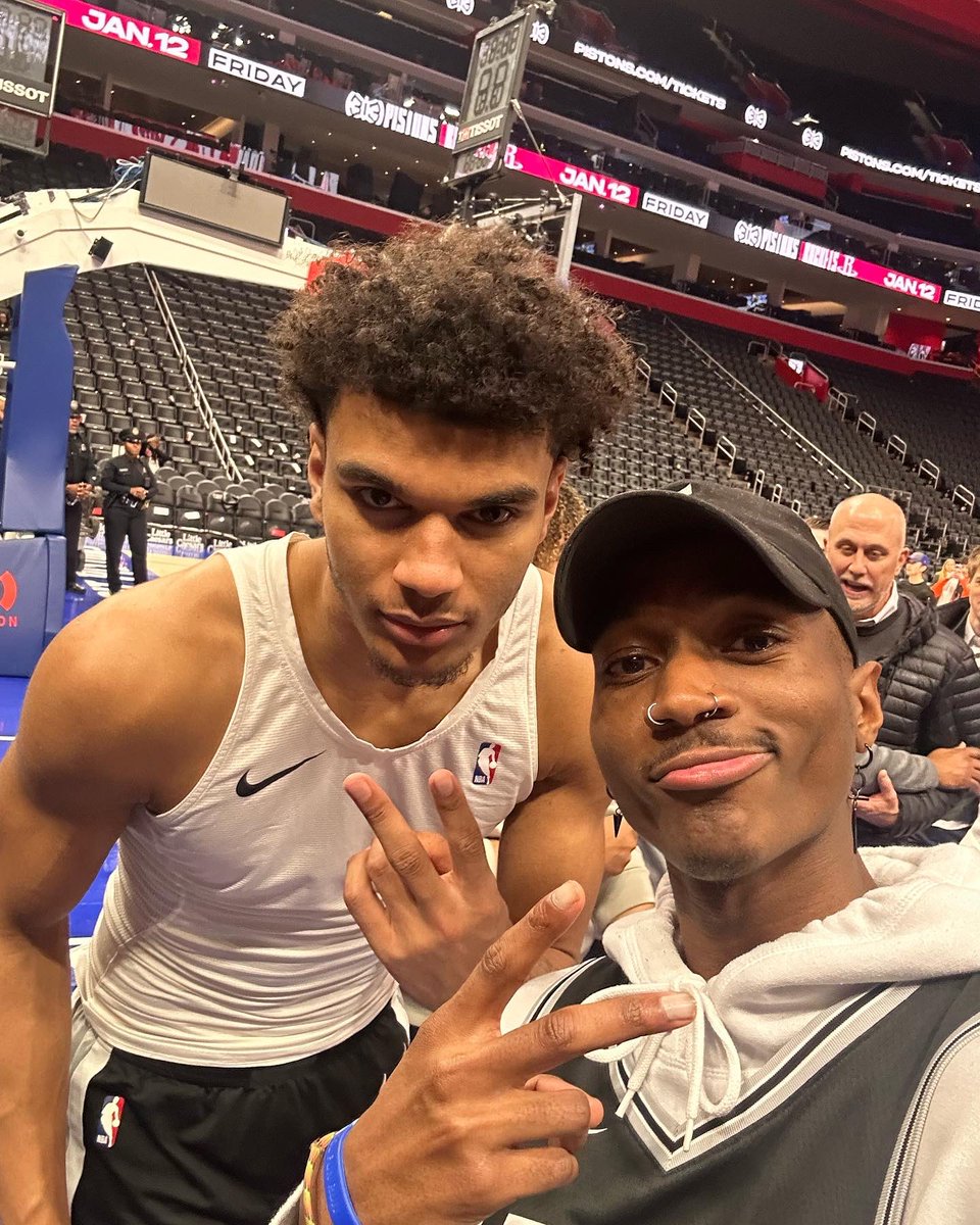 officialbesean's tweet image. Got to get pics with Wemby , Vassell &amp;amp; Dom .. &amp;amp; I got to witness Wemby’s first triple dub !!! Couldn’t have asked for more for my first time seeing The Spurs play 🖤 #PorVida #Spurs #spursnation #GoSpursGo