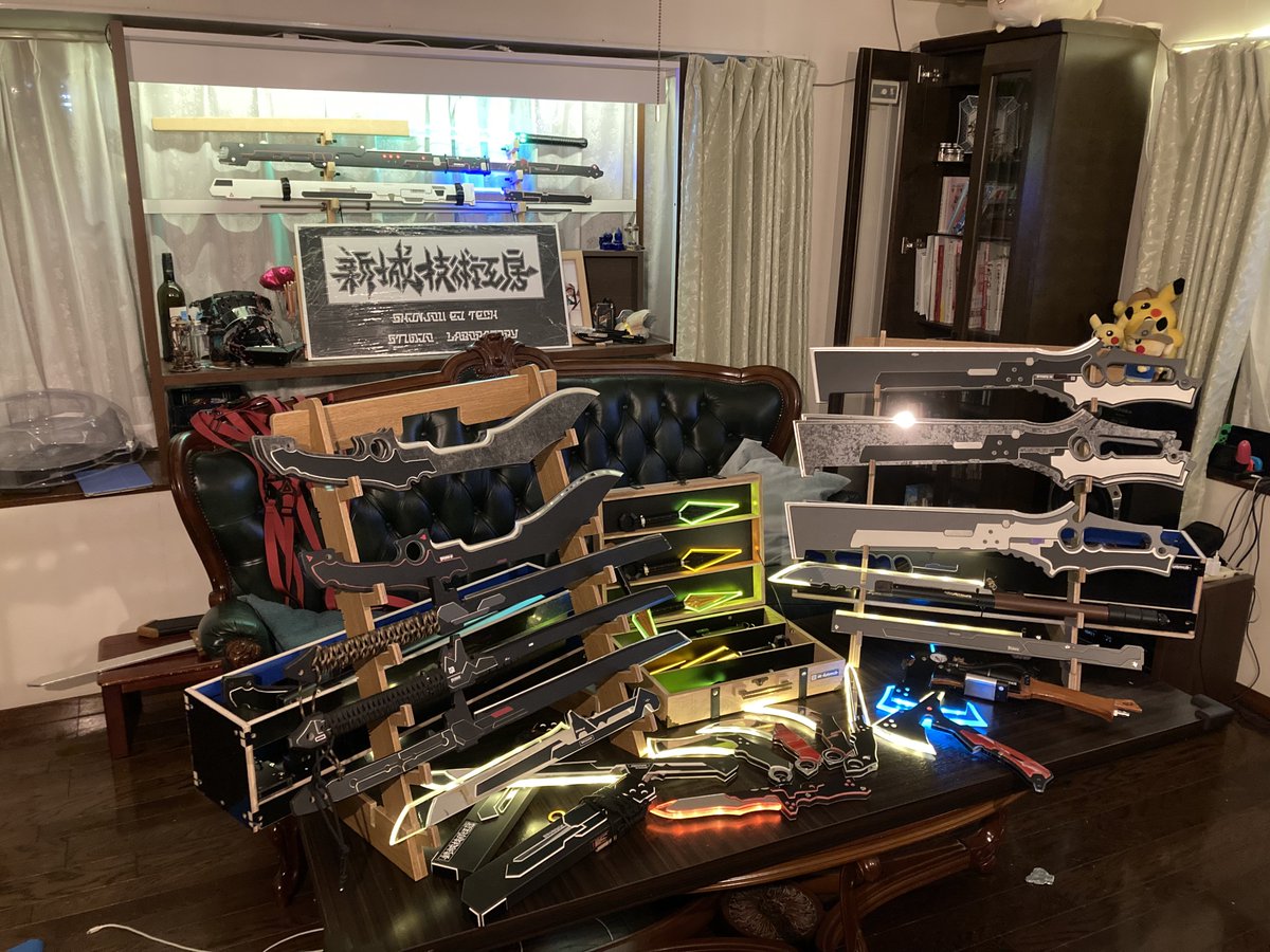 ShinnjouEi's tweet image. 宿題中
刀1
刀2
しっぽ

作った
#SamuraiEdge
#FantasyEdge
#光刃
#サイバークナイ 
#ミラーエッジ
#黒姫
#黒鉄小太刀
#魔法使いの魔法杖
　#魔法使いの狙撃杖
他

#新城技術工房
特注装備
本気で欲しい方はDMください。
1年待有
ミラーエッジ５万〜
光刃10万〜