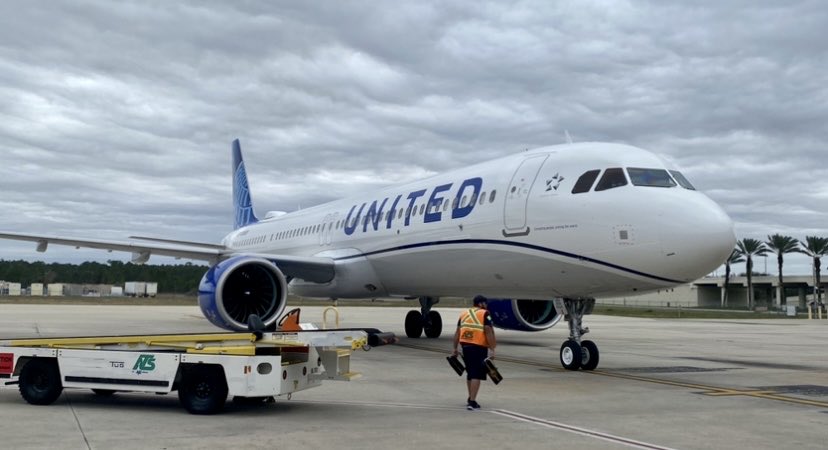 Our team is proud to welcome the 1st @United #A321neo to @RSWAirport. Customers will love the signature interior & the enhanced experience of this aircraft. @DJKinzelman @jacquikey @LouFarinaccio @scarnes1978 @WeAreUnited #OurUnitedJourney #LoveThatNewPlaneSmell
