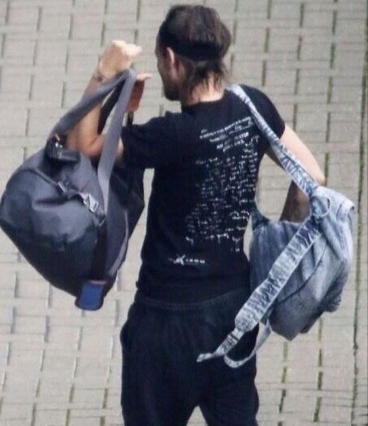 pregharrypics's tweet photo. mom carries the baby     daddy got the bags https://t.co/ItLaoOS1RF