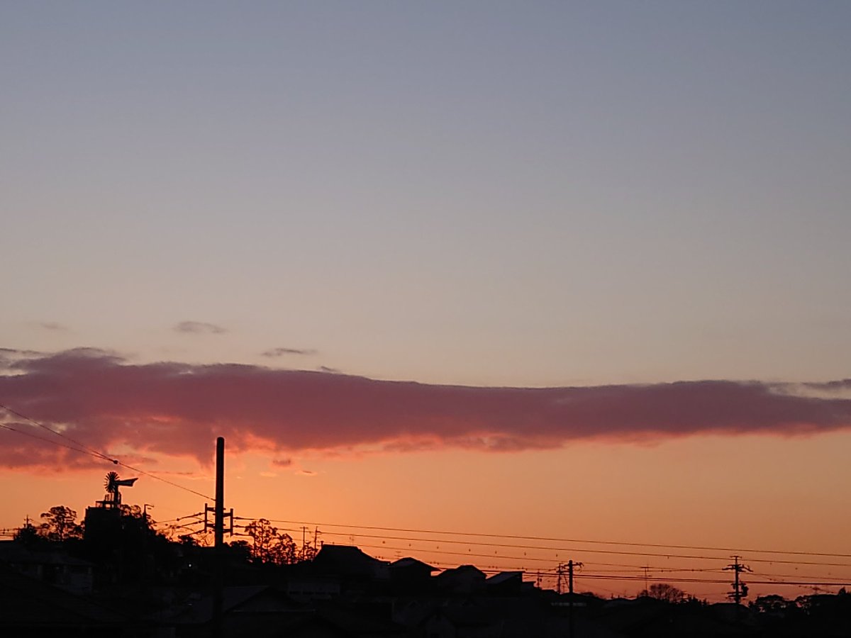 aomone4's tweet photo. おはようございます🙂
昨日は誕生日でした😊　
気持ち新たに頑張ります！！
今朝の空✨
#イマソラ https://t.co/gkwxdxgkgk