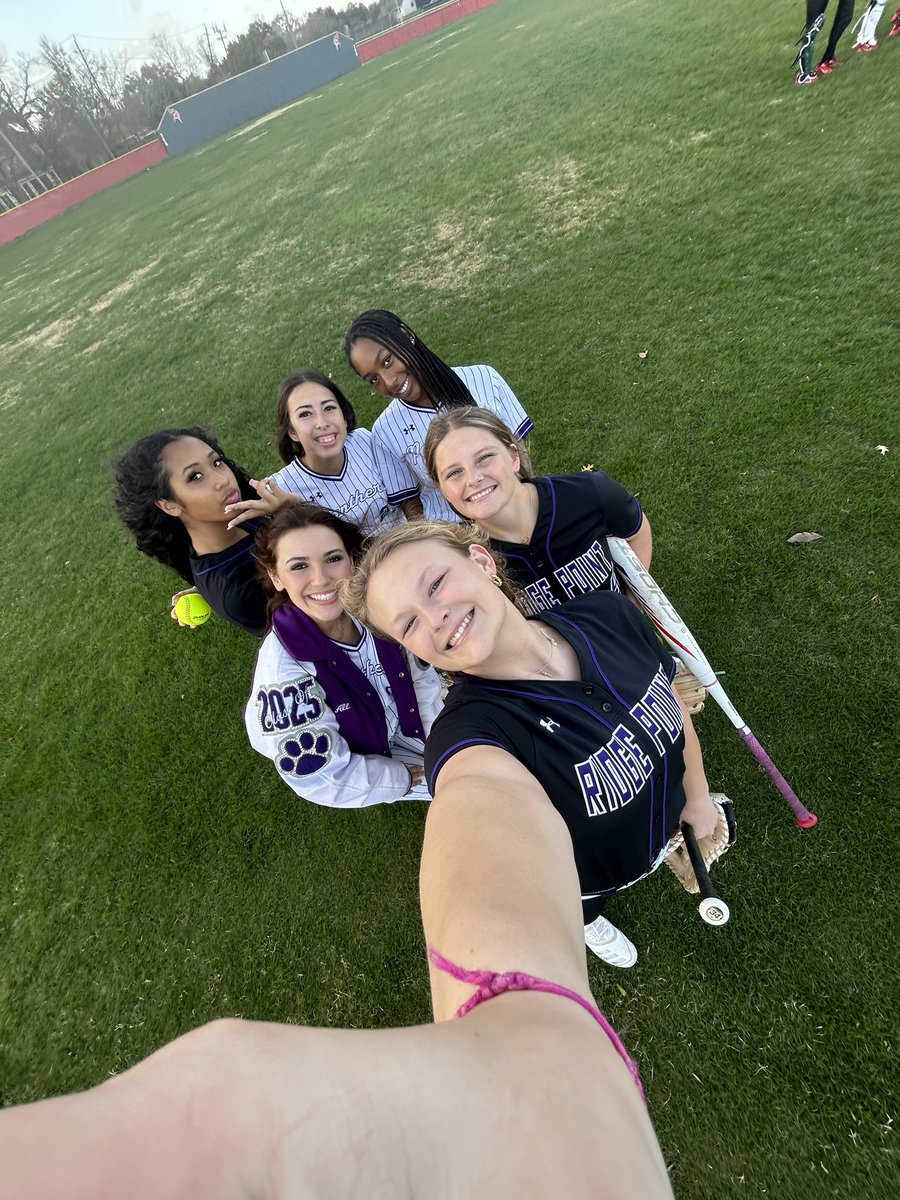 RPHS_SoftballG's tweet photo. Behind the scenes at the @vypehouston photo shoot! 💜🥎

@GabiMorales2024 @Julia24Robinson @braelyn_daniels @Nohea_A1 @AbiParker2026 @alirezac77 https://t.co/Q5pUWuJ7ke