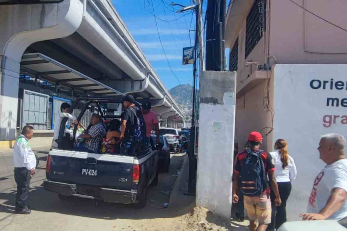 Pasajero7's tweet photo. 🛑Se paraliza el #TransportePúblico en #Acapulco.
Transportistas suspendieron el servicio tras presuntas #amenazas de grupos delictivos. La mañana de este jueves se redujo el número de camionetas Urvan y taxis que circulan en la ciudad como consecuencia de los #amagos. https://t.co/KEFCM7Lhxx