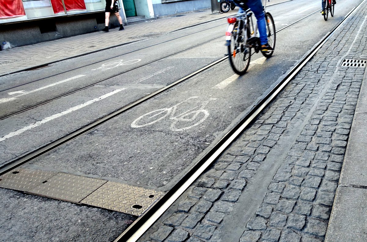 📅🚴🚋Komm am Montag um 8 zur Kundgebung auf der Hauptradroute Döblinger Hauptstraße. Zwischen den Schienen ist der einzige sichere Ort, um mit genügend Abstand zu Rillen und Autos unterwegs zu sein. Daher braucht es dort Markierungen! radeln.wien/doeblinger-hau…