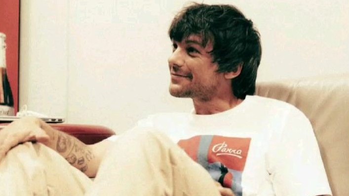 — au larry: little freak 𖹭 ˖*ੈ

Dónde L'ouis comete un error y publica el tracklist incorrecto de su nuevo álbum.
o
Dónde H'arry se confunde al ver que su ex va a publicar un álbum con canciones que le escribió cuando estaban juntos.