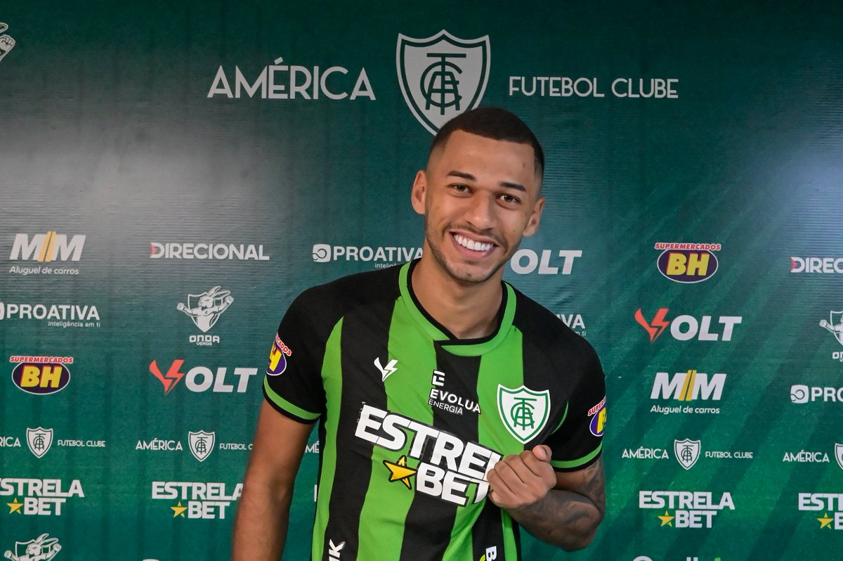 AmericaFC1912's tweet photo. Devidamente vestido com a armadura americana! 🐰✅

Atacante Fabinho chegou, assinou, já treinou e está mais integrado do que nunca ao elenco do Coelhão.

#PraCimaDelesCoelho https://t.co/xR3sPXImw0