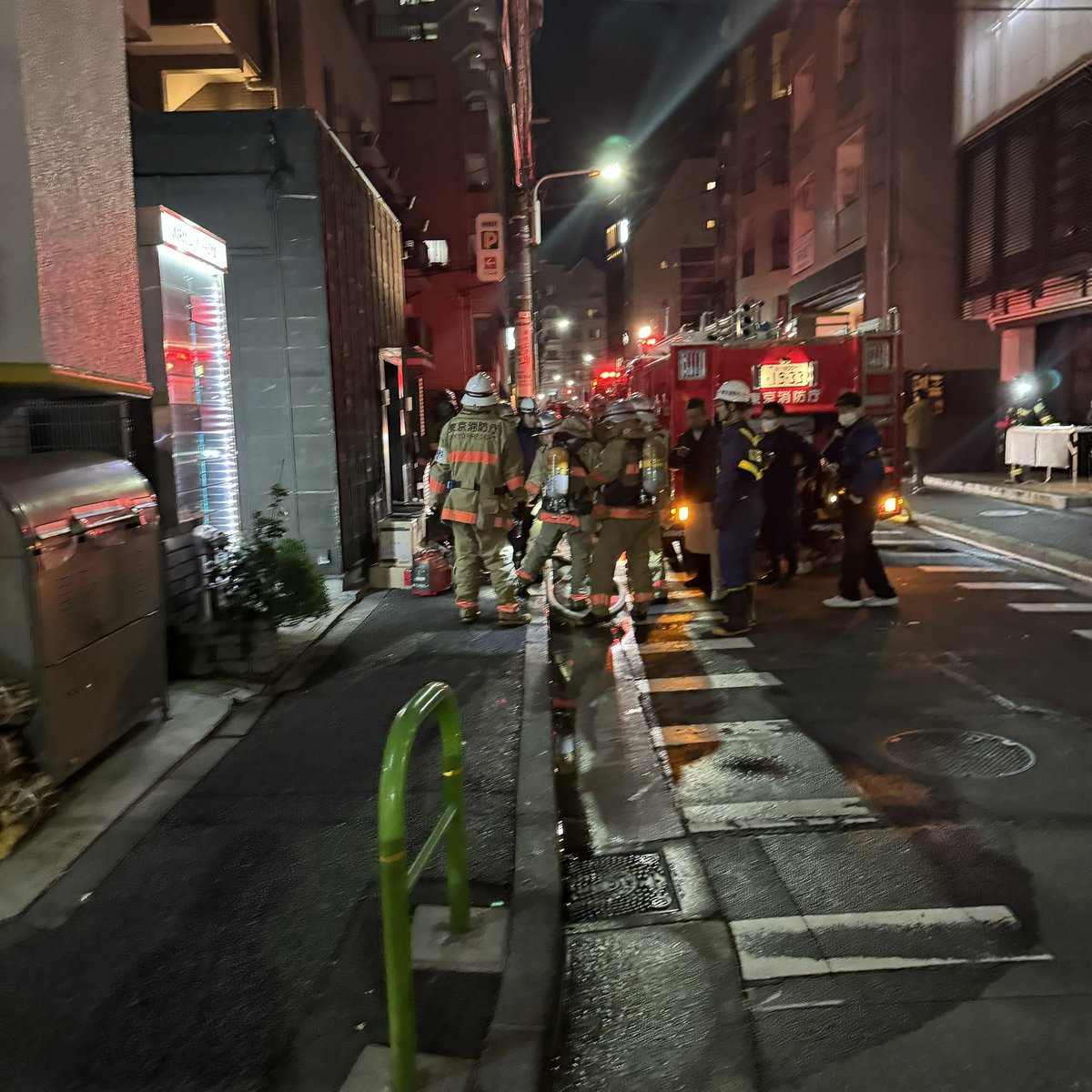 LUXLINE_AZABU's tweet photo. 昨夜2024/1/11の麻布十番3丁目の火事。サロンの入るビルでした💦 飲食店さんからの出火だったようですが幸い消火できたとの事で、サロンも無事を確認しました。#麻布十番 #LUXLINE麻布十番 #SAVOY #尾崎幸隆 https://t.co/XwO9D5RJqS