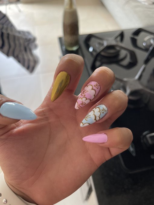 New nails https://t.co/5KoncmzYNj