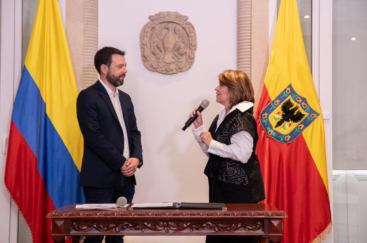 AlfonsoPinedaCh's tweet photo. Consuelo Ordóñez de Rincón asumió el reto de convertir a Bogotá en la ciudad mas limpia de Colombia, recordando a Bucaramanga, que hace 23 años como primera gerente de la Empresa de Aseo, le revivió el título de la ciudad limpia del pais.@melodiaenlinea https://t.co/s19tiu6EqI