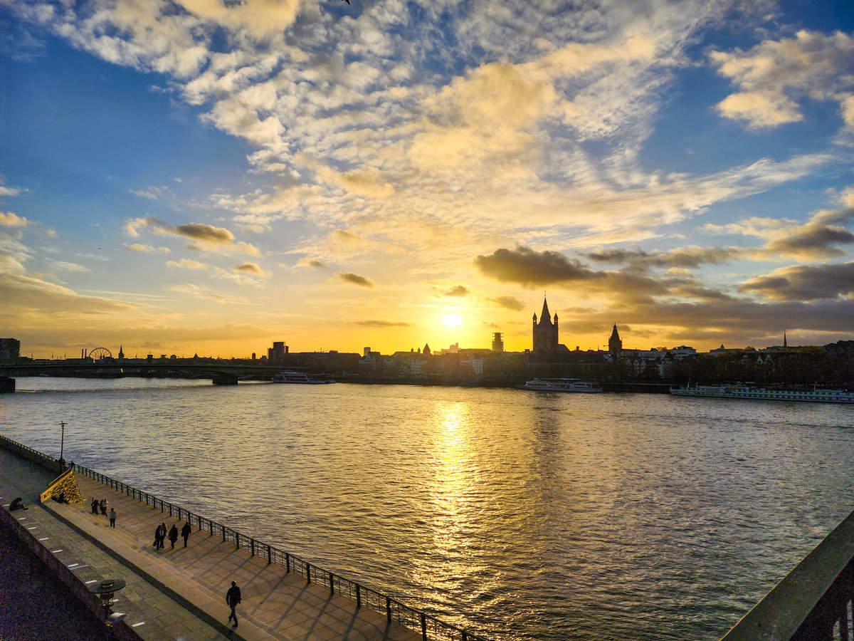 PamPilouk's tweet image. Hope your 2024 is off to a bright and beautiful start! ✨️

📍 Hyatt Regency Köln | Cologne, Germany 🇩🇪 

#europetravel #germany #colognegermany #sunsets #happy2024