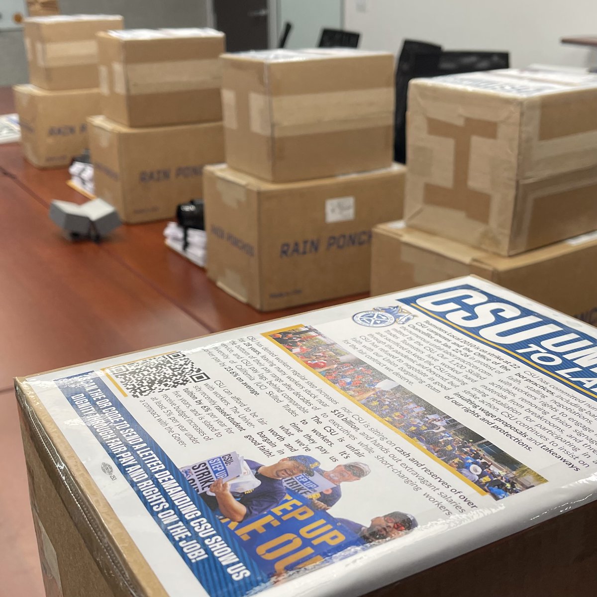 IBTlocal2010's tweet photo. Our signs are stapled, our flyers packed, and our ponchos ready to go. Rain or shine, we'll see @calstate at 5:00 AM on Jan. 22. @CFA_united and Teamsters stand together ✊ https://t.co/HAqtc371Su