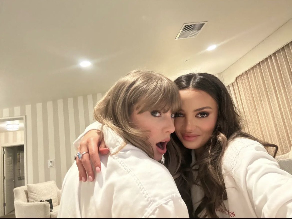 TSwiftNZ's tweet photo. 📸 | New photos of Taylor at the #GoldenGlobes posted on Keleigh’s TikTok

“✨Girlhood✨you're always the best thing at this party 🖤🖤” https://t.co/CytQl5WYJP