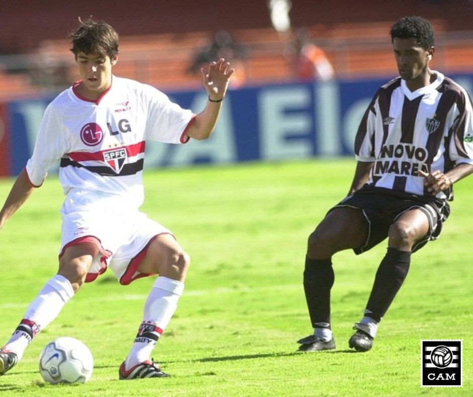 galodigital's tweet photo. Kaká e Valdo, aniversariante deste 12 de janeiro, na partida entre São Paulo e Atlético, pelo Brasileirão de 2001.

📷 Getty Images https://t.co/pfahOeM1R1