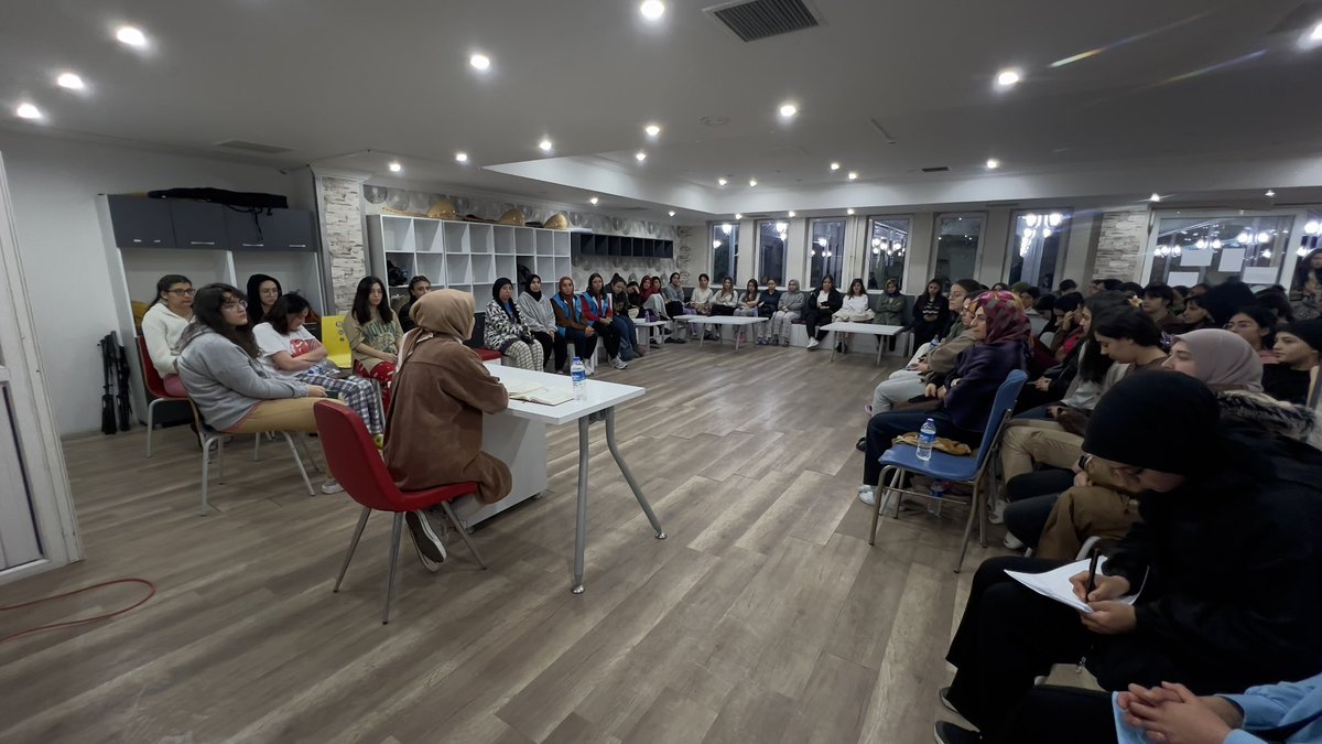 Gsb_AksuGM's tweet photo. 📍Akdeniz Yurdu Genç Ofis

3 Ayların habercisi, arefesi duaların geri çevrilmeyeceği ve sevaplar��n misli ile verileceği Regaip Kandili’ni gençlerimiz ile birlikte idrak ettik. 
#regaip #kandili https://t.co/EuLIJugoSP
