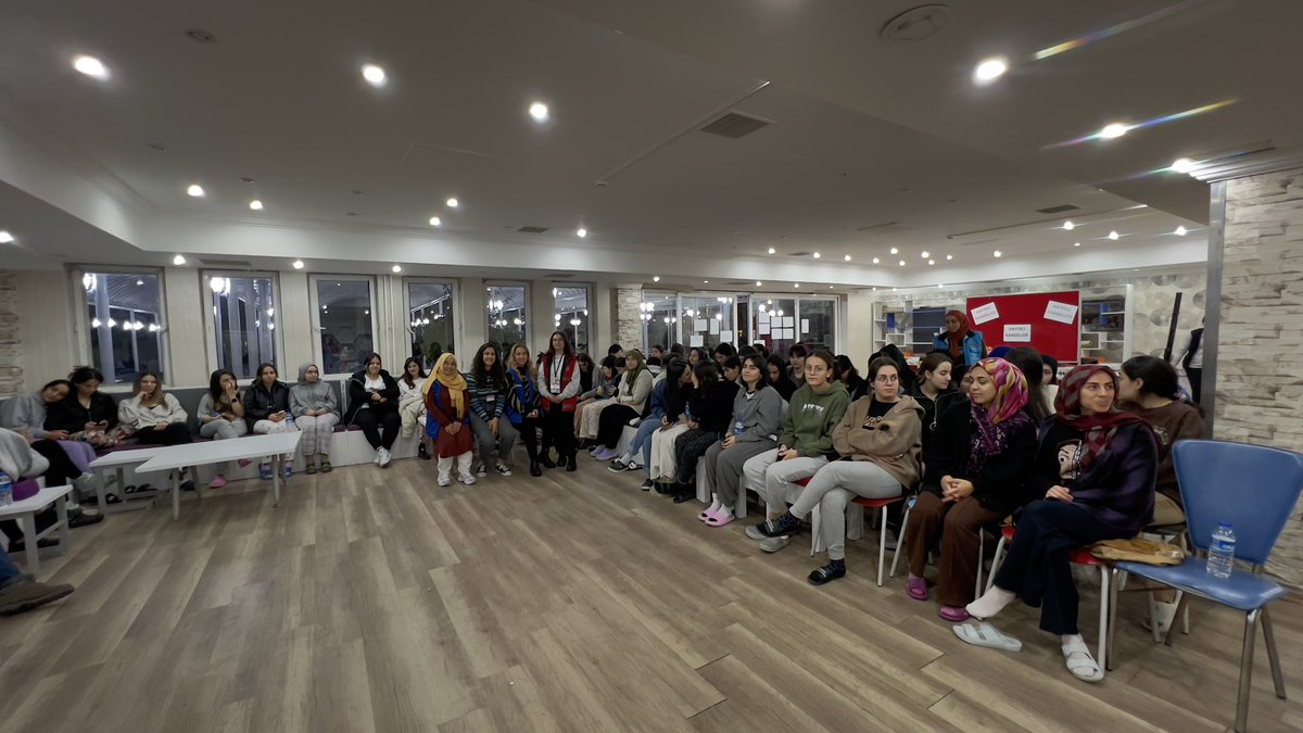 Gsb_AksuGM's tweet photo. 📍Akdeniz Yurdu Genç Ofis

3 Ayların habercisi, arefesi duaların geri çevrilmeyeceği ve sevaplar��n misli ile verileceği Regaip Kandili’ni gençlerimiz ile birlikte idrak ettik. 
#regaip #kandili https://t.co/EuLIJugoSP