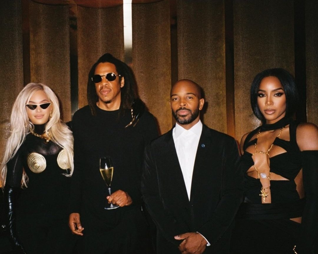 RapRespectful's tweet photo. #JayZ & #Beyoncé with #KellyRowland & her husband #TimWeatherSpoon 🏆 https://t.co/PnwqfNOGxG